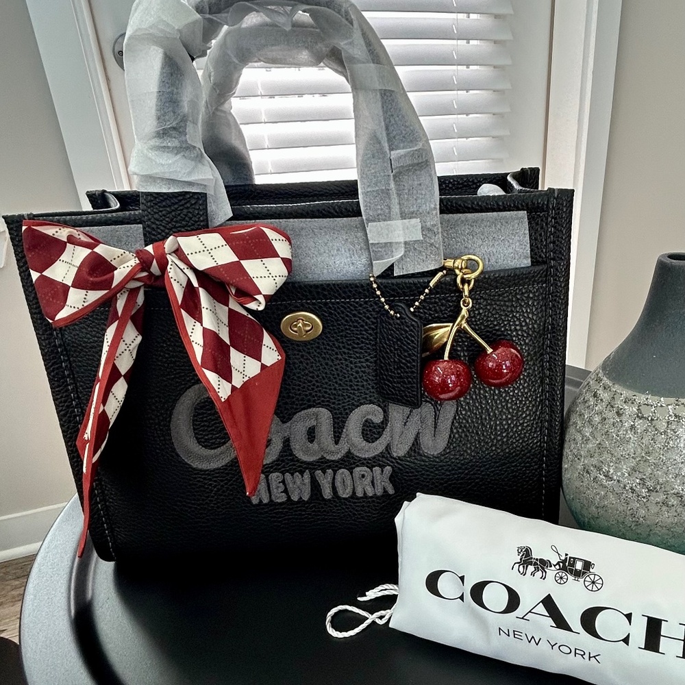 NEW! LARGE COACH LEATHER TOTE (BLACK) 🖤🖤